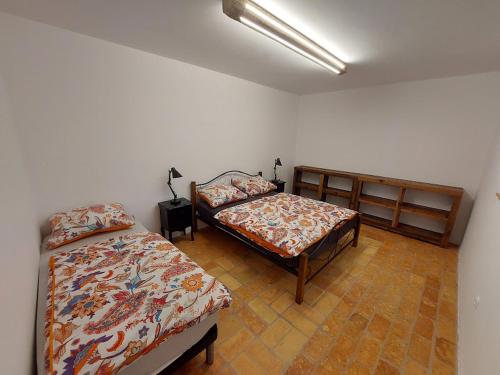um quarto com duas camas num quarto em Villa Coola em Ljubljana