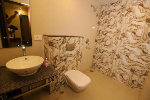 Bathroom sa Hotel Mayur Assam - New Delhi Railway Station