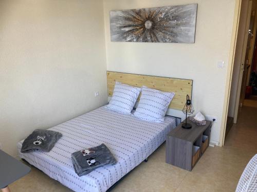 Postel nebo postele na pokoji v ubytování STUDIO ROYANNAIS