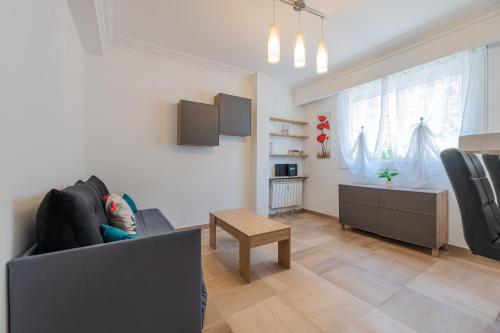 una sala de estar con un sofá y una mesa en Cosy Studio Soleia, 50m from sea side, en Menton