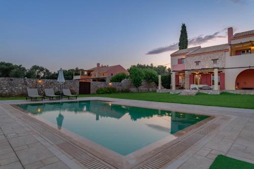 Bazén v ubytování Ionian Dreams Luxurious Country Villas nebo v jeho okolí
