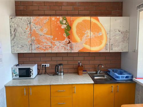 Guest House Apelsin tesisinde mutfak veya mini mutfak