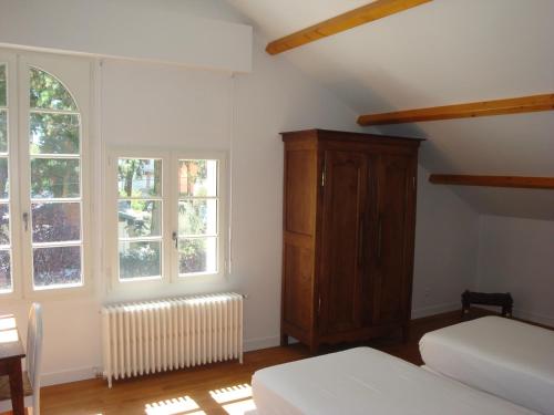 Un pat sau paturi într-o cameră la Maison basque dans les pins, au calme, 200m plage