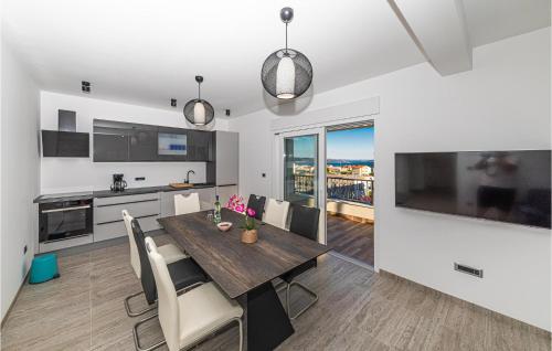 Η κουζίνα ή μικρή κουζίνα στο Lovely Home In Kastel Luksic With Sauna