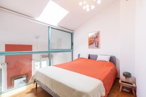 une chambre avec un lit et une grande fenêtre dans l'établissement Plage et Shopping ! Appartement au cœur de Nice !, à Nice