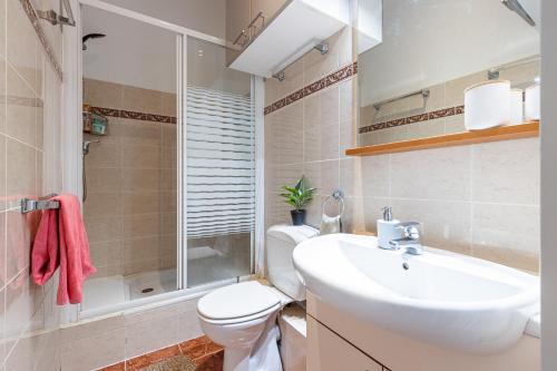 une salle de bain avec un lavabo, des toilettes et une douche dans l'établissement Plage et Shopping ! Appartement au cœur de Nice !, à Nice