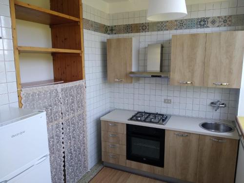 Una cocina o kitchenette en Appartamenti vistAmare - La casa del vento