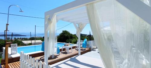 Villa con piscina y carpa en Summer House in Corfu Town en Mantoúkion