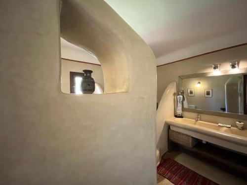 La salle de bains est pourvue d'un lavabo et d'un miroir. dans l'établissement Jnane Allia, à Douar Soukkane