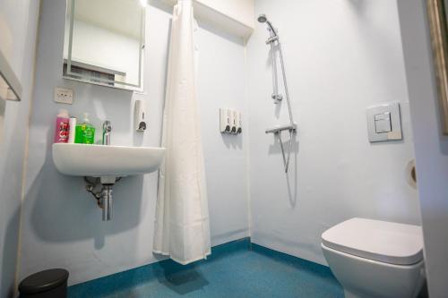 uma casa de banho com um lavatório, um WC e um chuveiro em Apartment Chinatown 305 em Newcastle upon Tyne