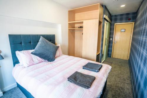 een slaapkamer met een bed met twee handdoeken erop bij Apartment Chinatown 305 in Newcastle upon Tyne