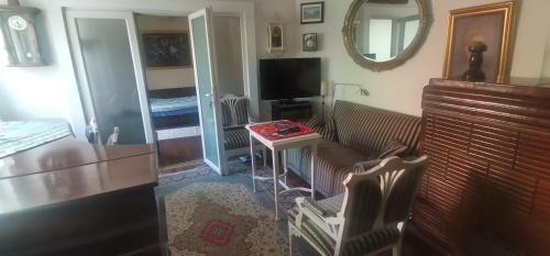 uma sala de estar com uma mesa e um espelho em APARTMAN SLAVUJ em Karaburma