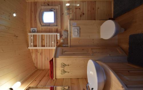 - une vue intérieure sur une cabane en bois avec des toilettes dans l'établissement La Maison Rouge Ladoix - Proche Beaune, à Ladoix Serrigny