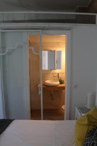 a bathroom with a sink and a mirror at casa dellamore in Cártama