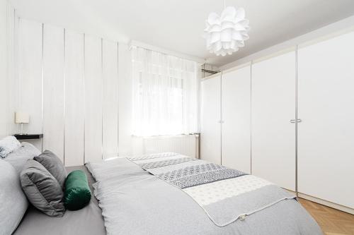 Postel nebo postele na pokoji v ubytování Magnolia Apartment - Free Private Parking