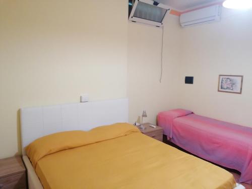 アシェーアにあるIl Mare di Eleaのベッドルーム1室(ベッド2台、壁掛けテレビ付)