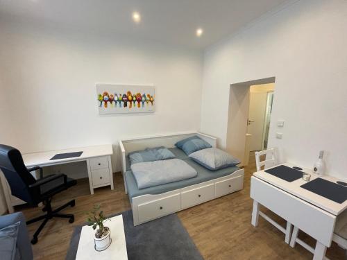 Habitación pequeña con cama, escritorio y escritorio. en Apartment in Mayen Zentrum nur 100 Meter, en Mayen
