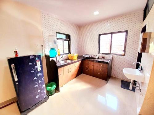 Una cocina o cocineta en Dadaji Villa