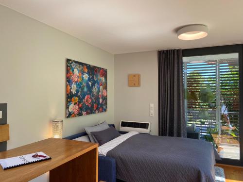 Ένα ή περισσότερα κρεβάτια σε δωμάτιο στο S-SUITE das Design-Ferienhaus im Schwarzwald