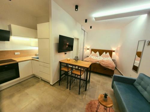 een kamer met een bed, een tafel en een bank bij Cozy Studio Apartment LEPRIN in Labin Old Town in Labin
