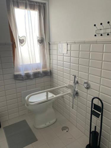 a bathroom with a toilet and a window at Villa Elena - Terra dei Miti - Agropoli, Ogliastro Cilento in Ogliastro Cilento