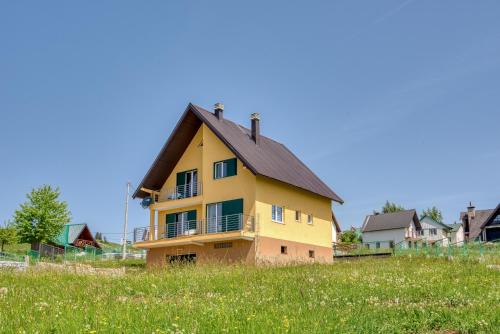 扎布利亚克Peak of Durmitor Panorama的田野上山丘上的黄色房子