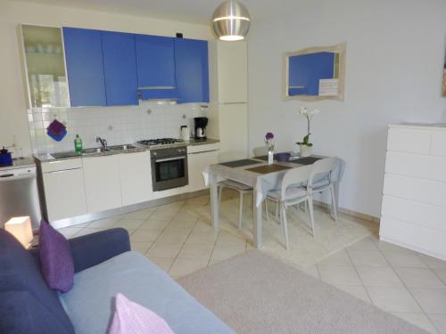 Η κουζίνα ή μικρή κουζίνα στο Apartment AZZURRA Terrasse Gartenblick Parkplatz kostenlos 100 mtr zum Strand
