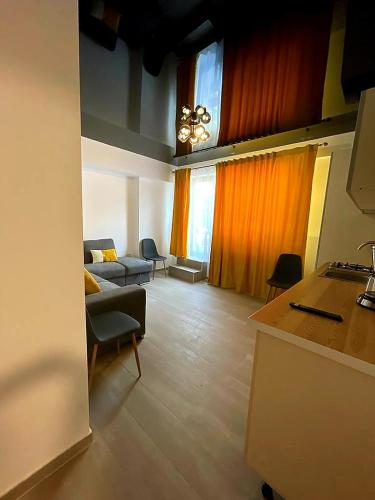 ein großes Wohnzimmer mit Sofa und Tisch in der Unterkunft Nico Apartment in Mamaia Nord – Năvodari