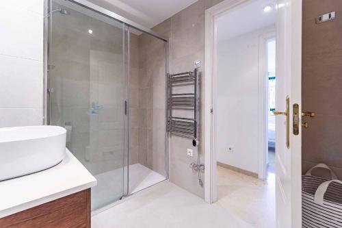 łazienka z przeszkloną kabiną prysznicową i umywalką w obiekcie 75-Apartment with Views in Elviria, Marbella w Marbelli