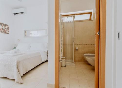 Un dormitorio con una cama y un baño con bañera. en Villa Marea - Relax & Pool, en Polignano a Mare