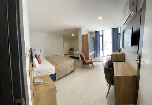 um quarto de hotel com uma cama e uma secretária em HANN OTEL em Trabzon