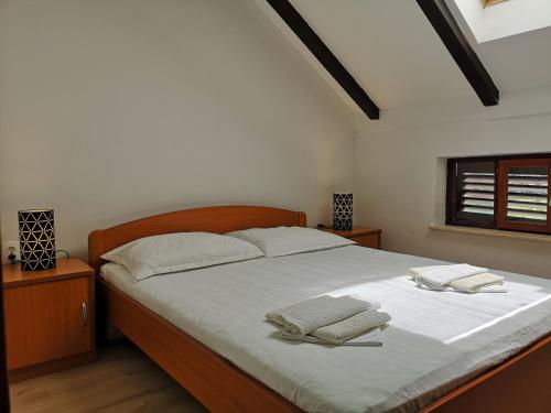 En eller flere senge i et værelse på Guest House Pikala
