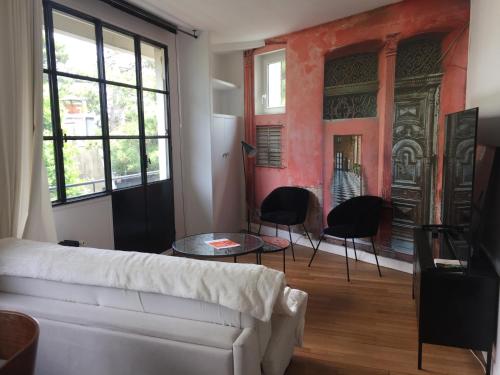 een woonkamer met een witte bank en stoelen bij Numéro 5 in Boulogne-Billancourt