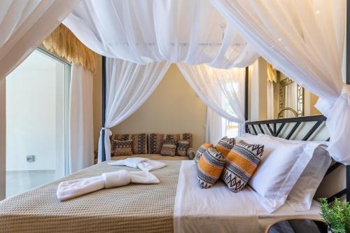 Postel nebo postele na pokoji v ubytování AGNONTAS LUXURY VILLAS