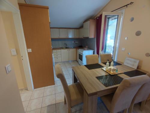 Una cocina y un comedor con mesa y sillas de madera. en John's Apartment 4 in Argostoli, en Argostoli