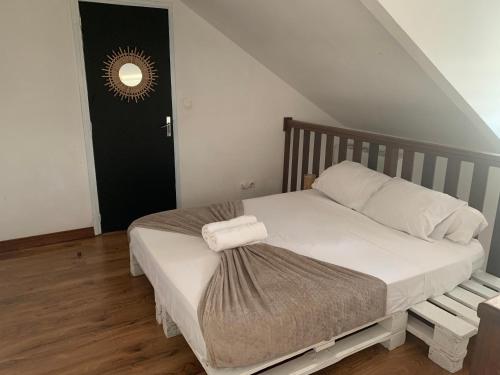 uma cama num quarto com uma porta preta em The N’house em Kourou