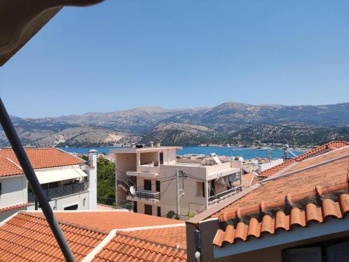 vistas a la ciudad desde los tejados de los edificios en John's Apartment 4 in Argostoli, en Argostoli