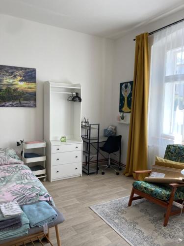 una camera con letto, sedia e scrivania di Apartmán Český Ráj a Jičín