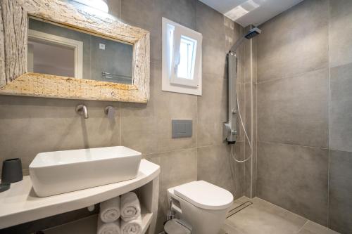 プラティスヤロス・シフノスにあるAkrogiali Pensionのバスルーム(洗面台、トイレ、シャワー付)