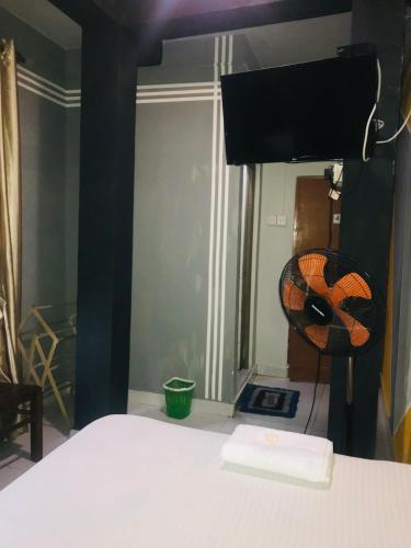 a bedroom with a bed and a mirror at Alina Budget Hotel in Kaduwela