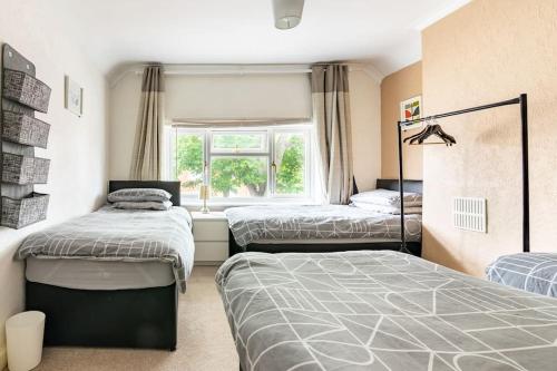 Una cama o camas en una habitación de Manor Team Hse, M6 J10, Free Secure Onsite Parking, 8 beds