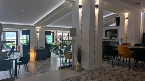 a lobby with a table and chairs and a dining room at Glavatarski Han in Glavatartsi