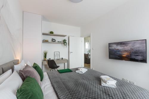 Televisyen dan/atau pusat hiburan di Emihouse Skyline Apartments