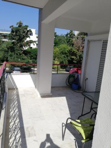 einen Balkon mit einem Tisch und einem Stuhl sowie Aussicht in der Unterkunft Apartment by the Sea, Peraia Thessaloniki in Peraia