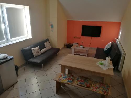 ein Wohnzimmer mit einem Sofa und einem Tisch in der Unterkunft Hostel Poslon in Krapina