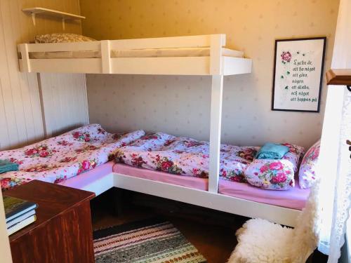 מיטה או מיטות קומותיים בחדר ב-Abbis lillstuga