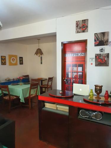 cocina y comedor con mesa y ordenador portátil en Aero Hostel perto do Aeroporto Congonhas CGH e do Consulado Americano, en São Paulo