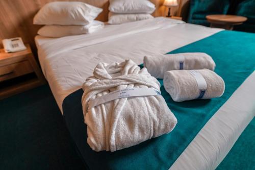 Una cama o camas en una habitación de Sipan Hotel