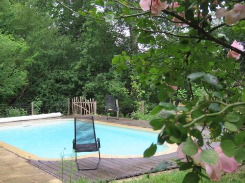 une chaise assise à côté d'une piscine dans l'établissement kerterre, petit nid des petites Pyrénéees, à Sainte-Croix-de-Volvestre