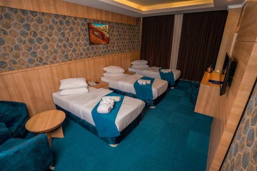 Una cama o camas en una habitación de Sipan Hotel